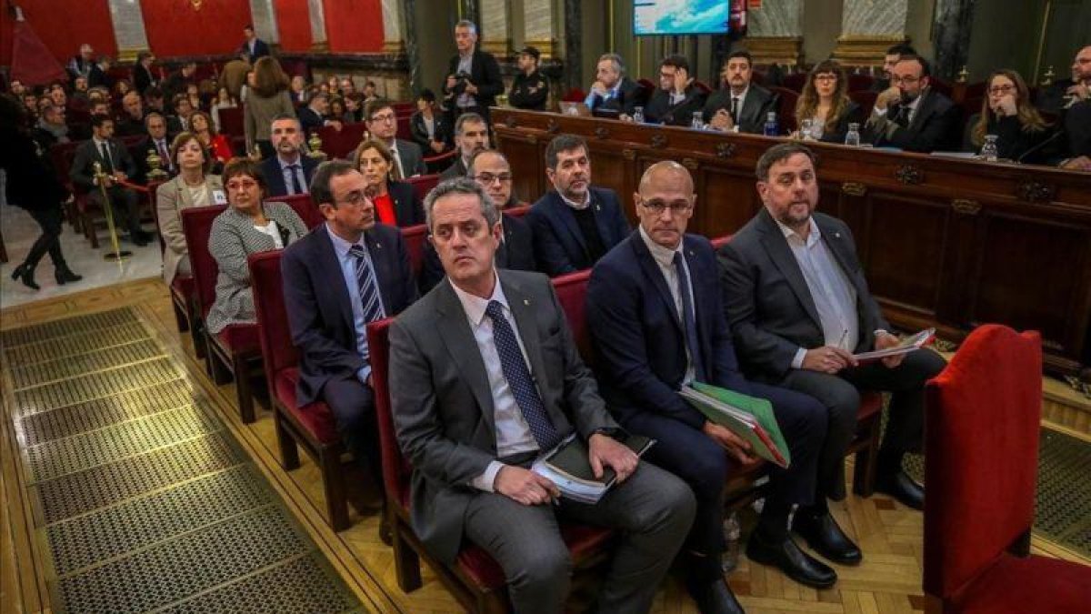 Los líderes independentistas acusados por el procés, en el Tribunal Supremo.-POOL / EMILIO NARANJO