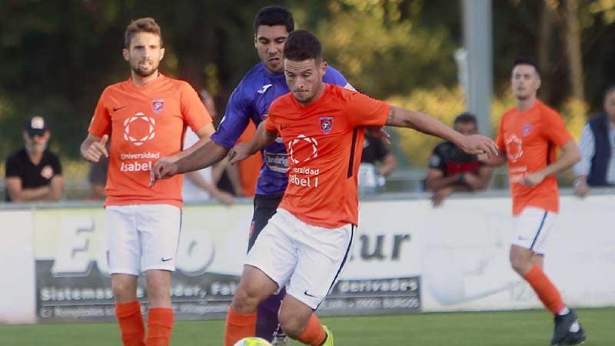 Hinojosa conduce un balón en el choque de ayer frente a La Bañeza-Raúl G. Ochoa