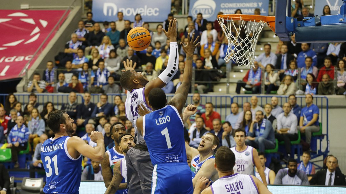 Rivero lanza a canasta en un partido de la Champions League en el Coliseum. SANTI OTERO