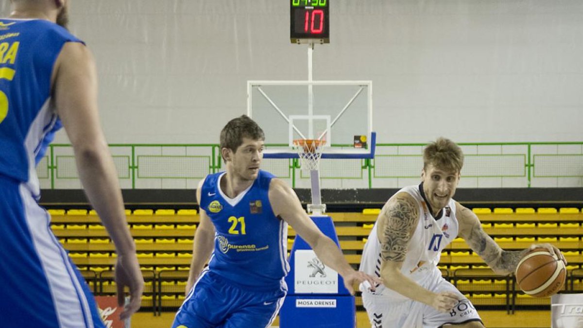 Javi Vega, en plena acción en el choque ante Ourense, no tuvo ayer su día en el Pazo dos Deportes Paco Paz-COB Ourense