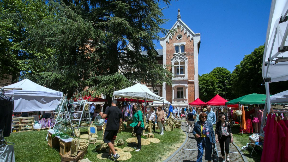 Los jardines del Palacio se convirtieron en un zoco repleto de puestos de diferentes artesanías. TOMÁS ALONSO