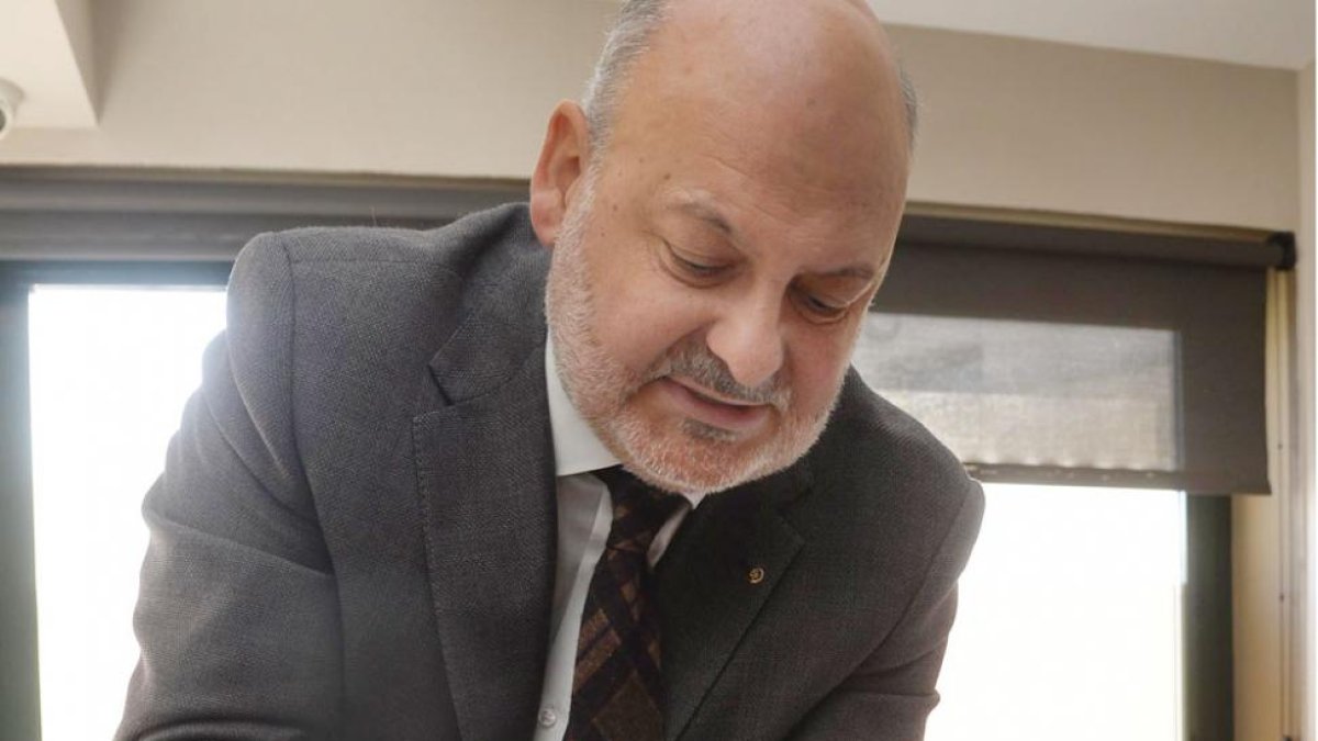 Juan José García, responsable de la editorial Siloé, con la copia de los Cartularios de Valpuesta.-ICAL