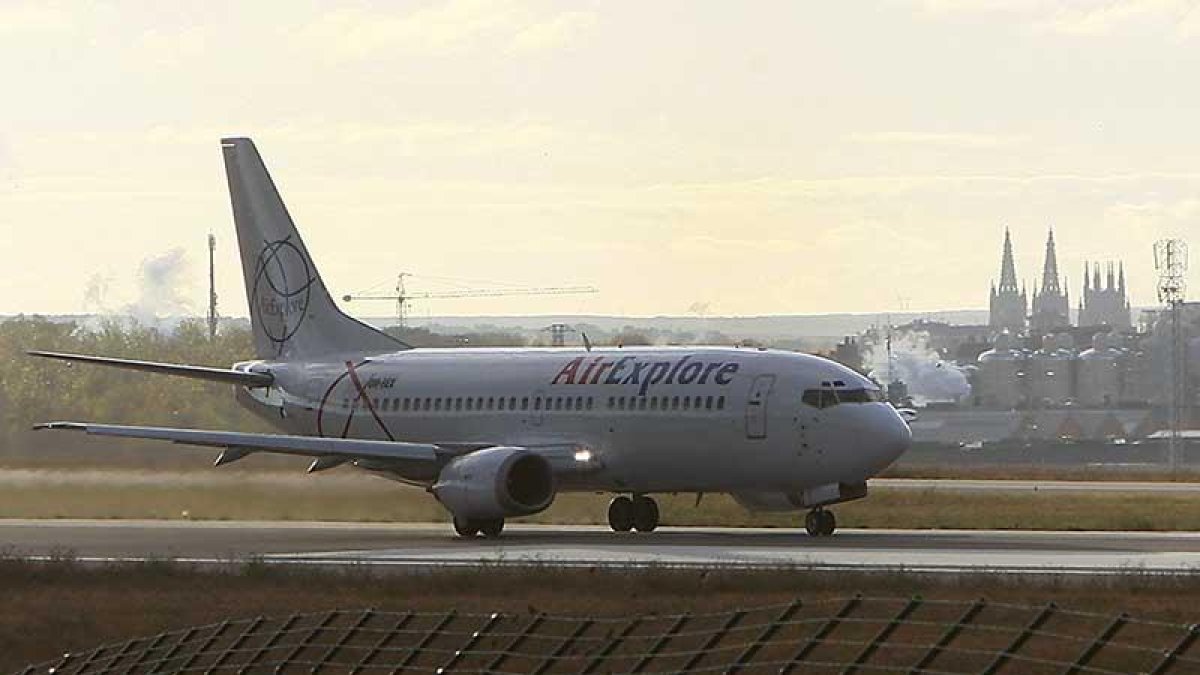 Imagen de un avión en el aeropuerto.-RAÚL G. OCHOA