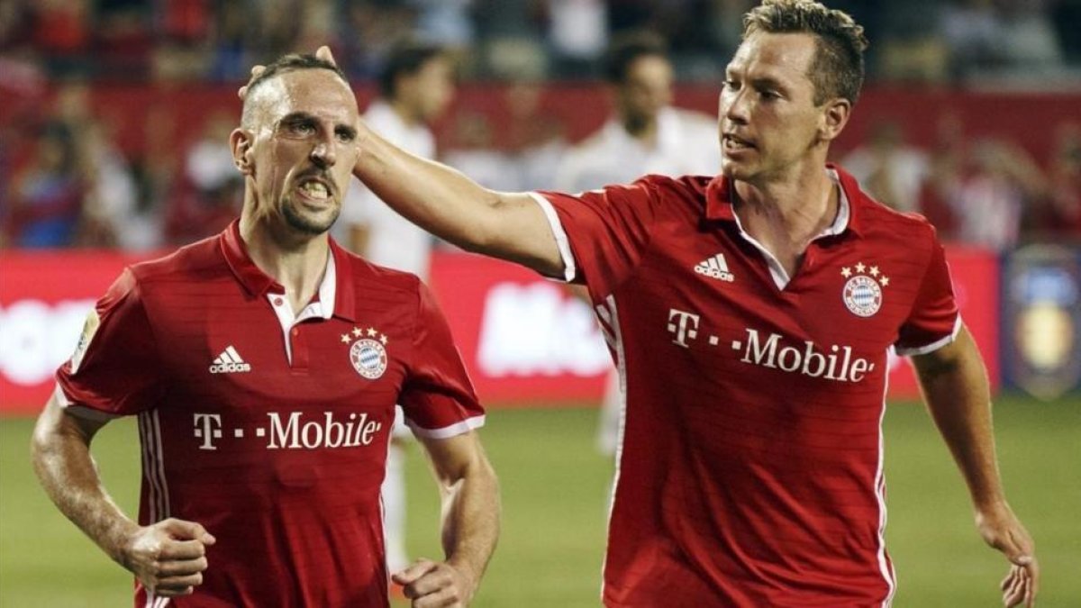 Franck Ribéry, a la izquierda, celebra un gol ante el Milan en el amistoso de este jueves en Chicago.-EFE / JOHN GRESS