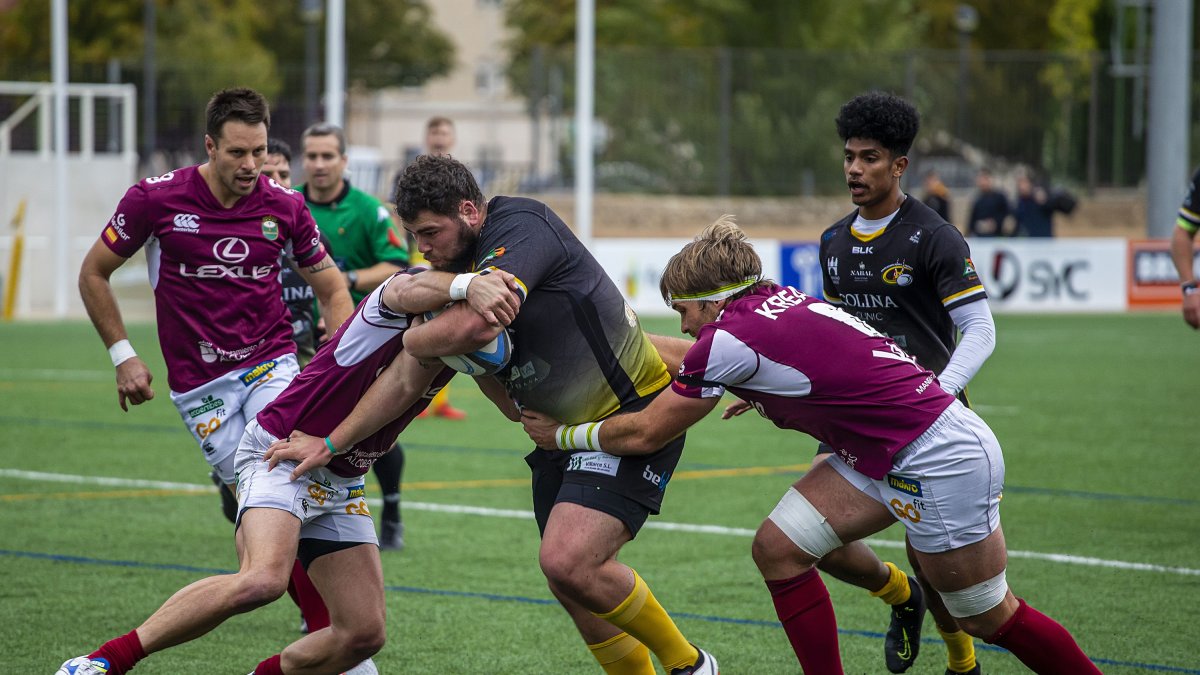 Gavin Van den Berg intenta colarse por el intervalo en el partido frente al Alcobendas. SANTI OTERO