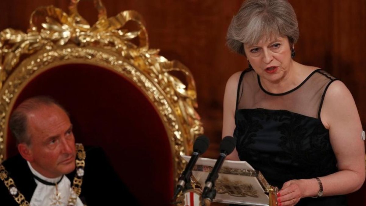 May (derecha) pronuncia un discurso en el Banquete del Lord Mayor, Charles Bownan, en Londres, el 13 de noviembre.-/ REUTERS / PETER NICHOLLS