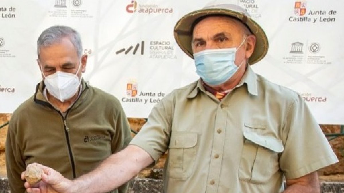 Carbonell muestra uno de los hallazgos. SANTI OTERO