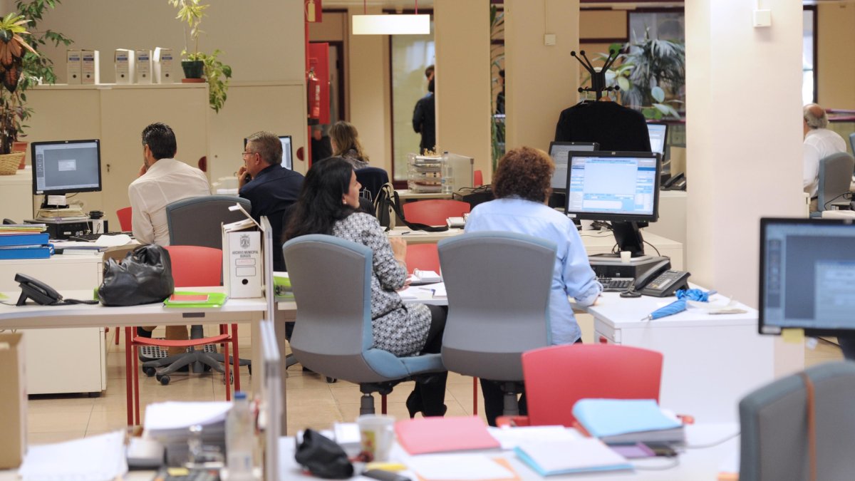El PP cree que deben tomarse medidas para romper el techo de cristal en el Ayuntamiento. ISRAEL . MURILLO