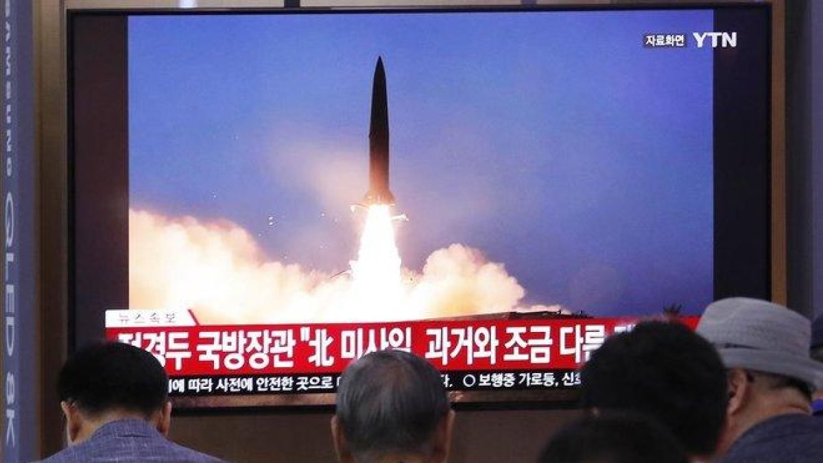La gente mira un televisor que muestra una imagen de archivo del lanzamiento de misiles de Corea del Norte durante un programa de noticias en la estación de trenes de Seúl en Seúl, Corea del Sur, miércoles 31 de julio de 2019.-AHN YOUNG-JOON (AP)