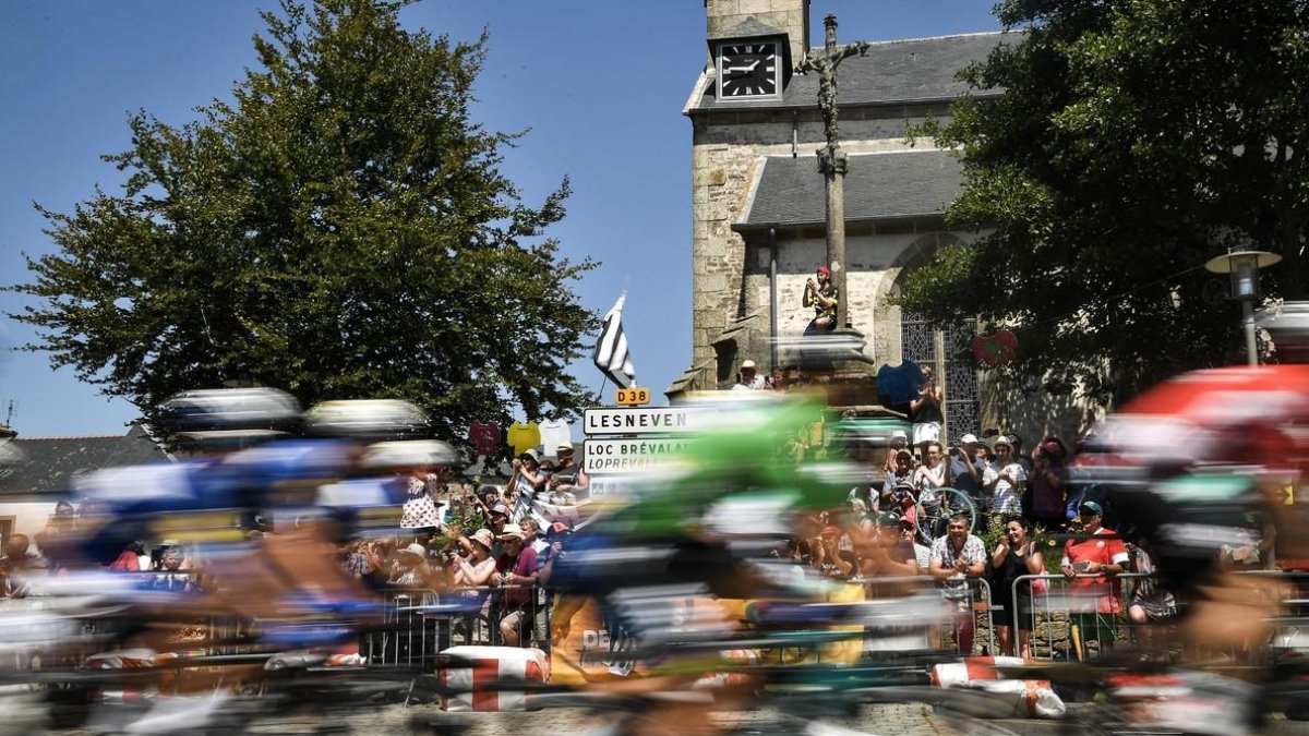 Los ciclistas del Tour durante la sexta etapa. /-MARCO BERTORELLO (AFP)