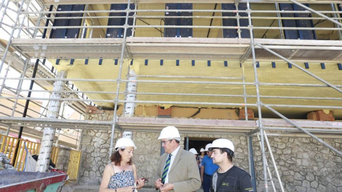 Un momento de la visita a las obras del centro de Villagonzalo.-RAÚL G. OCHOA