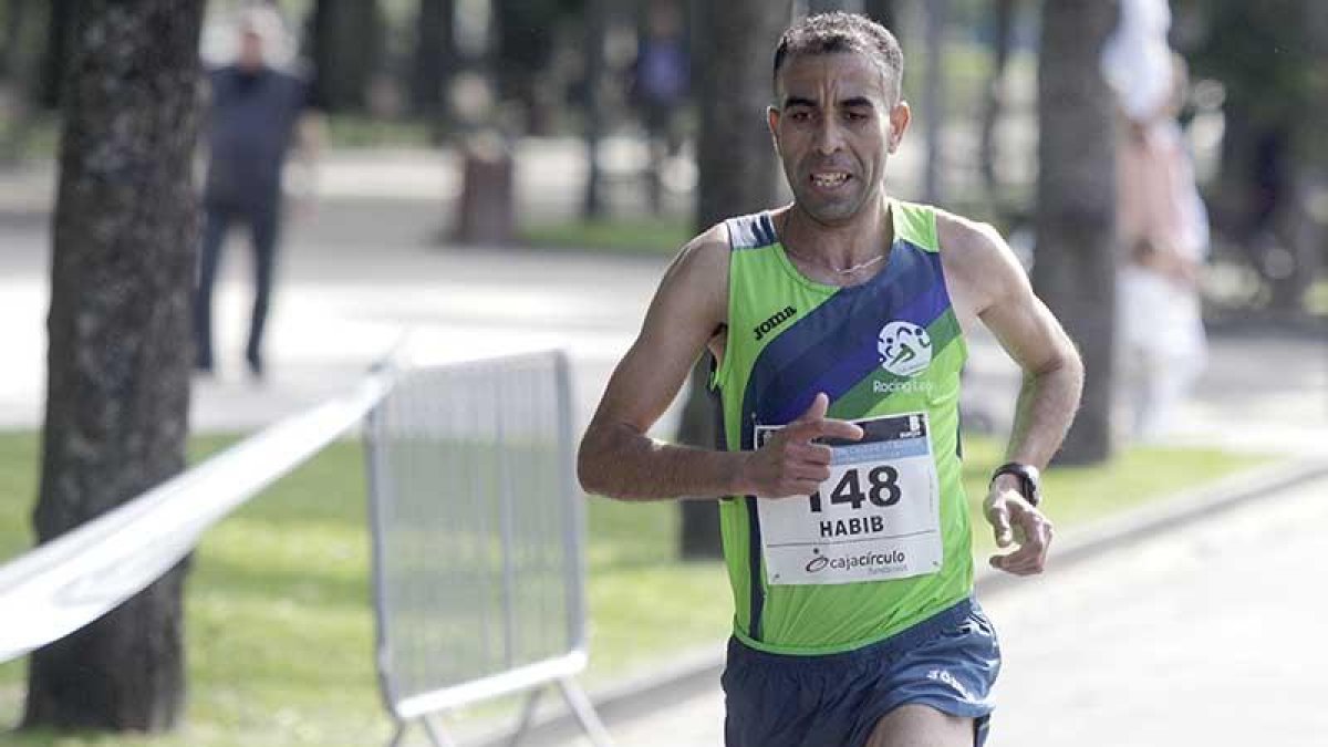 Habib Zahraoui marca el ritmo en cabeza de carrera durante un momento de la competición.-SANTI OTERO