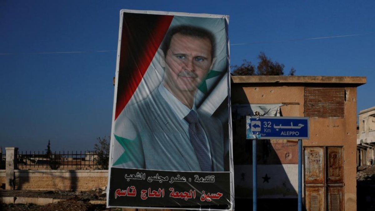 Retrato de asad en una zona de Alepo controlada por las tropas del régimen sirio.-OMAR SANADIKI REUTERS