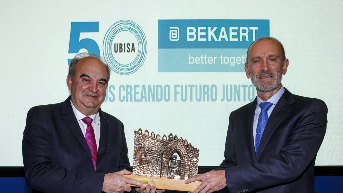 Andrés Hernando entrega el premio a Gustavo Lorenzo, director de Ubisa. TOMÁS ALONSO