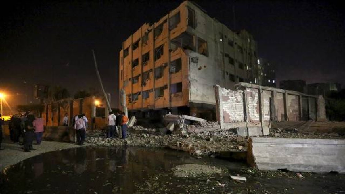 La comisaría atacada en El Cairo, tras el atentado.-Foto: REUTERS / MOHAMED ABD EL GHANY