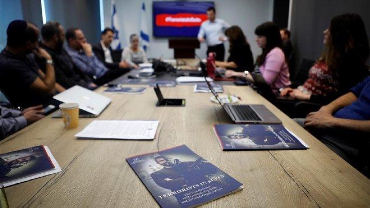 Reunión del equipo del Ministerio de Asuntos Estratégicos de Israel encargado de desactivar las acciones de protesta y bicot de activistas palestinos en el Festival de Eurovisión.-NIR ELIAS (REUTERS)