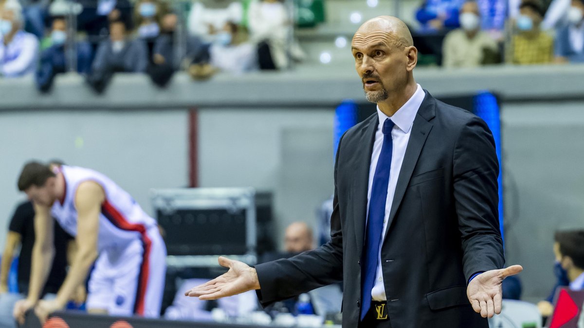 El técnico del San Pablo Burgos, Žan Tabak, durante un partido. SANTI OTERO