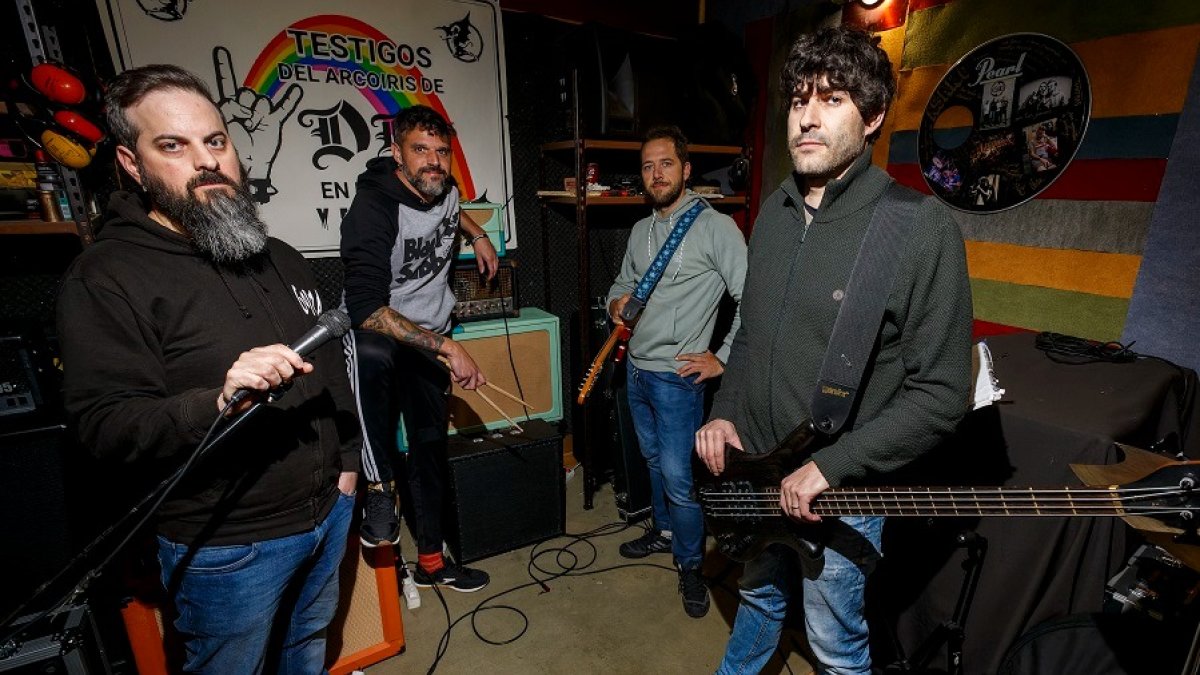 David Oter (voz), Samu Arnáiz (batería), Álvaro Ahita (guitarra) y Jesús Urizarna ‘Pitu’; en el local de ensayo para preparar el próximo concierto de Perrosdepaja. SANTI OTERO