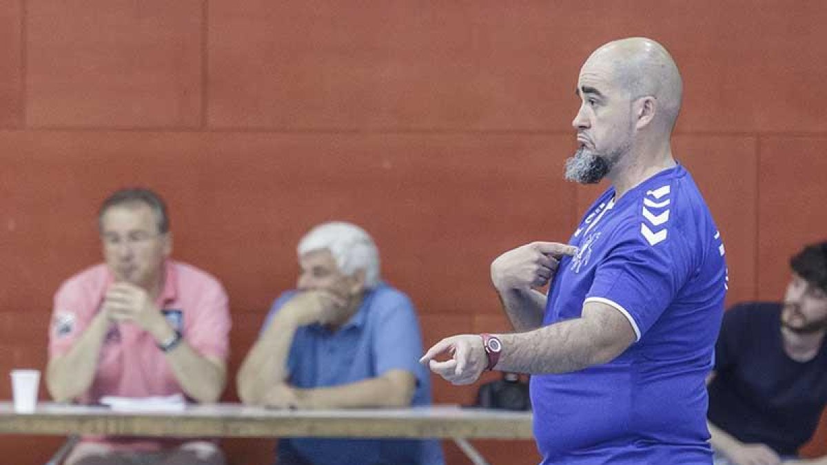 Rodrigo Escudero se dirige a sus jugadores en un partido reciente.-SANTI OTERO