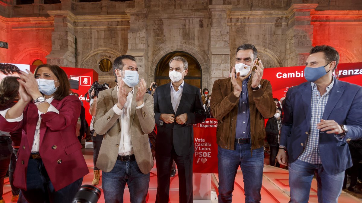 Peña. Tudanca, Rodríguez Zapatero, Sánchez y De la Rosa en el acto de campaña celebrado en el Monasterio de San Juan. SANTI OTERO