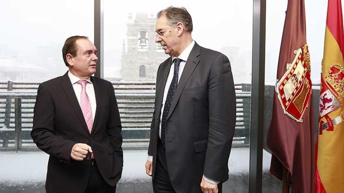 El director general de Cajaviva, Ramón Sobremonte, charla con Miguel Ángel Benavente, presidente de FAE.-RAÚL G. OCHOA