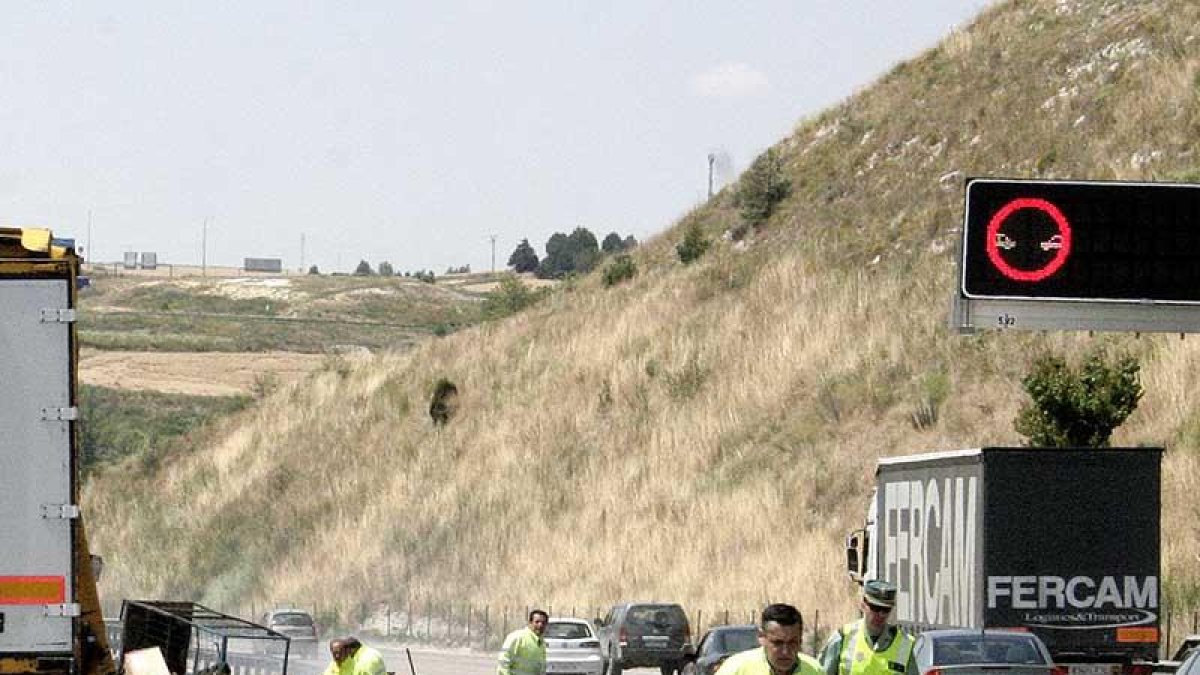 Operarios de la AP-1 y la Guardia Civil coordinan labores de seguridad vial y gestión del tráfico tras un accidente.-VÍCTOR HERRERO