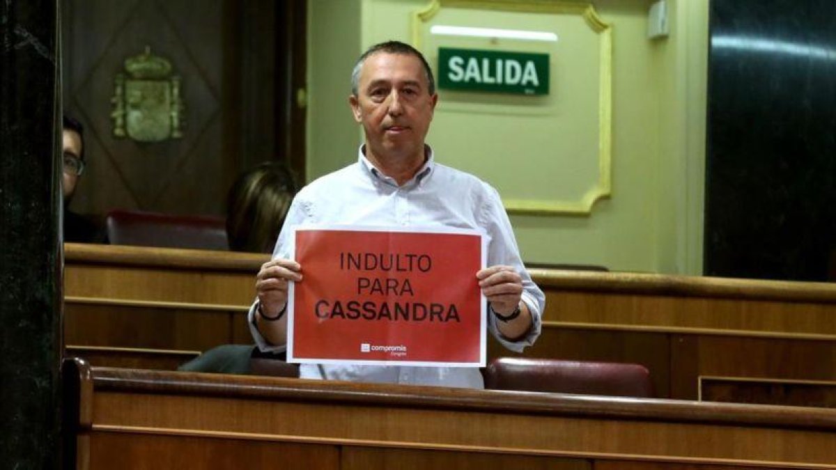 El diputado Joan Baldoví enseña un cartel a favor del indulto de la tuitera Cassandra Vera.-DAVID CASTRO