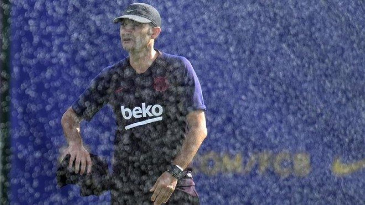 Valverde, en un entrenamiento en la ciudad deportiva del Barça.-JORDI COTRINA