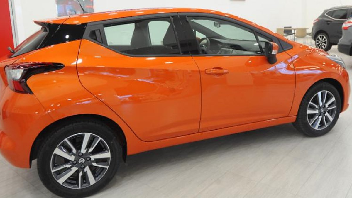 El nuevo modelo está ya a la venta en Ibermotor De Santiago, la concesión de Nissan de Burgos, donde se tomó la fotografía con este Micra de un naranja vibrante.-I. L. MURILLO