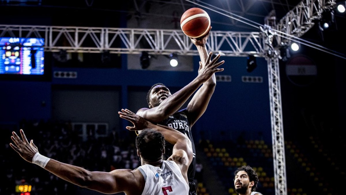Nnoko lanza a canasta ante Diogu en la semifinal de la Copa Intercontinental que acoge El Cairo. FIBA