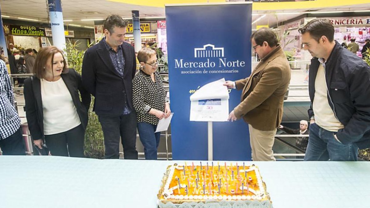 Salvador de Foronda descubrió la placa junto a Carmen de la Calera (de la asociación de comerciantes) y a Daniel de la Rosa.-ISRAEL L. MURILLO