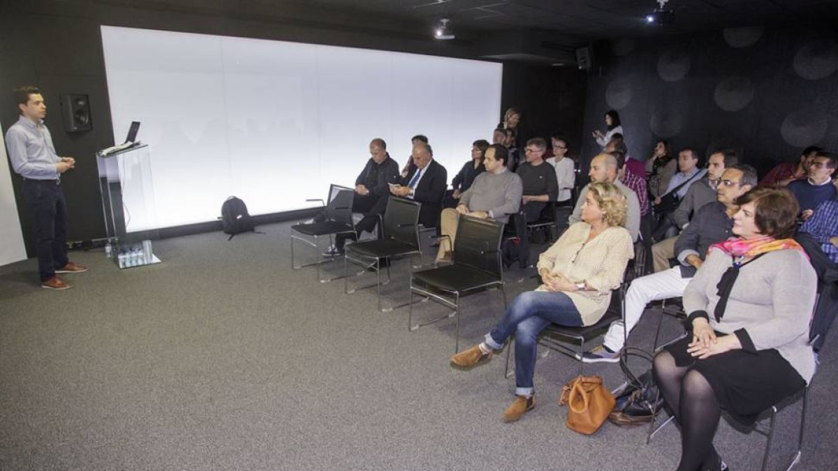 Francisco del Olmo, presidente de la nueva asociación, presenta la jornada ayer en la sede del i3COM.-SANTI OTERO