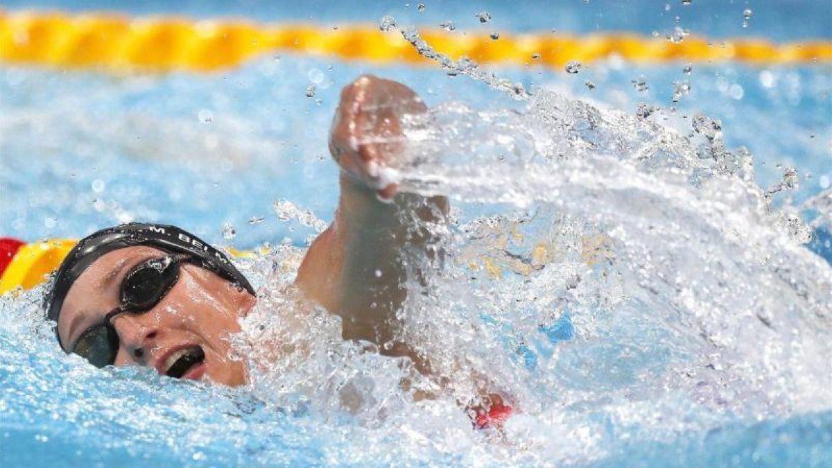Mireia Belmonte, en acción en la final de los 800 libre.-ALBERTO ESTÉVEZ (EFE)