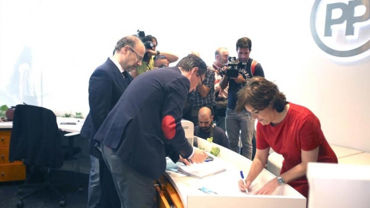 Santamaría presenta los avales en la sede central del PP, en la calle de Génova de Madrid.-PERIODICO (DAVID CASTRO)