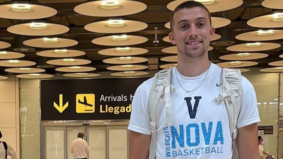 Cremo, en el aeropuerto a su llegada a España. @CB_TIZONA