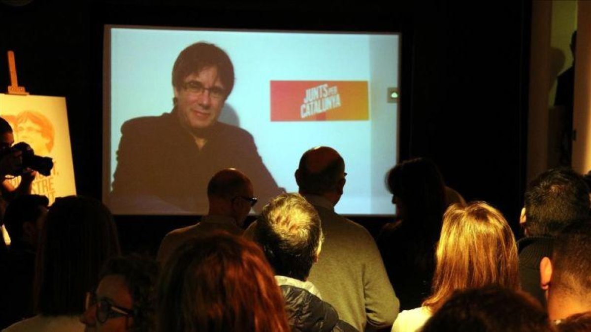 El entorno de Carles Puigdemont afirma que el expresident no piensa viajar a España para ser detenido y hacerse el mártir.-ALEX RECOLONS (ACN)