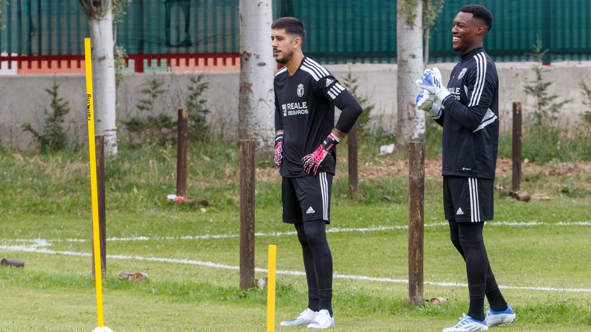 Dani Barrio y Loïc Badiashile, durante un entrenamiento en La Deportiva. SANTI OTERO