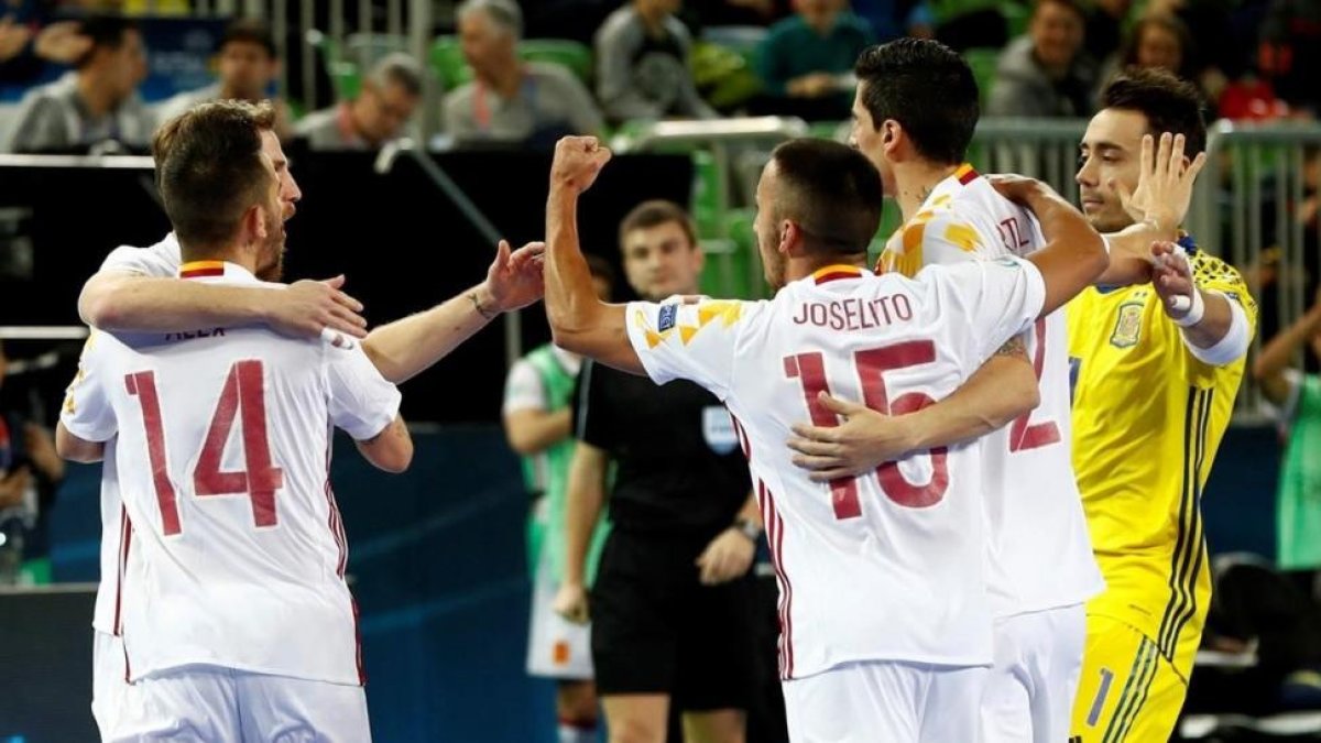 Los jugadores de la selección celebran el triunfo de semifinales.-EFE / CARMELO RUBIO