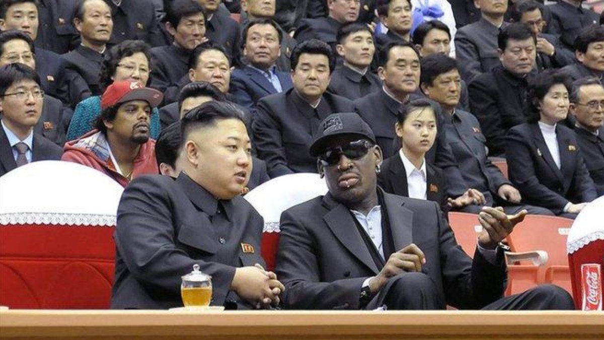 Kim y Rodman, siguen un partido de baloncesto en Pionyang, en el 2013.-AFP