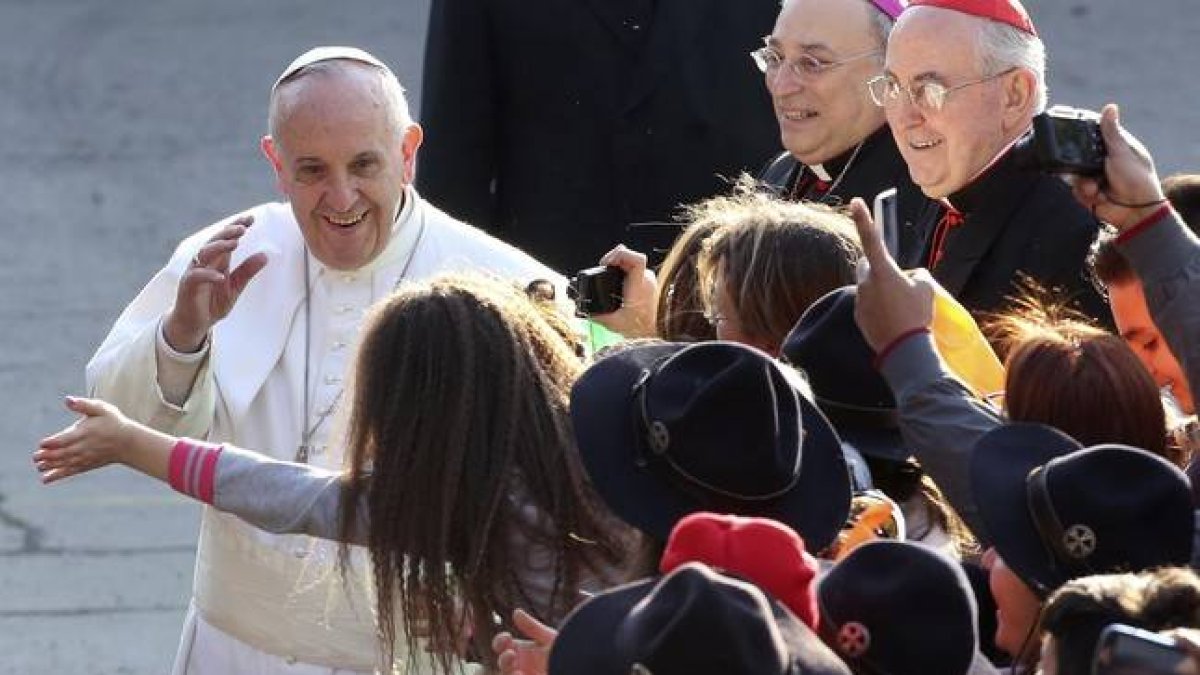 El papa Francisco saluda a una niña, este domingo en Roma.-Foto: REUTERS / ALESSANDRO BIANCHI