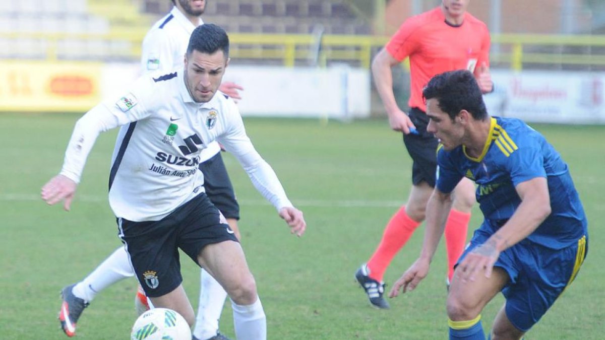 Armiche Ortega intenta driblar a un defensor del Celta B en el choque del pasado domingo-Israel L. Murillo