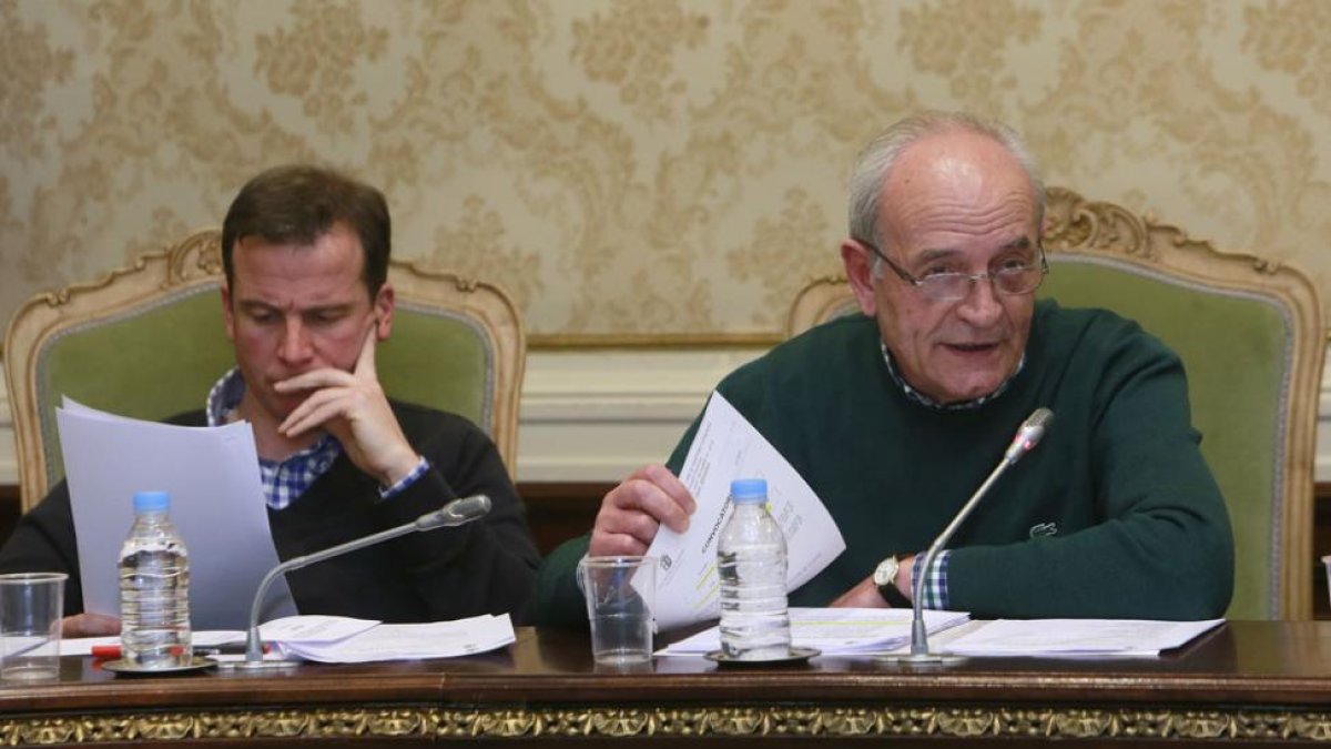 Martínez (dch. junto a Suárez), durante un momento del Pleno en el que se aprobaron definitivamente los Presupuestos.-R. O.