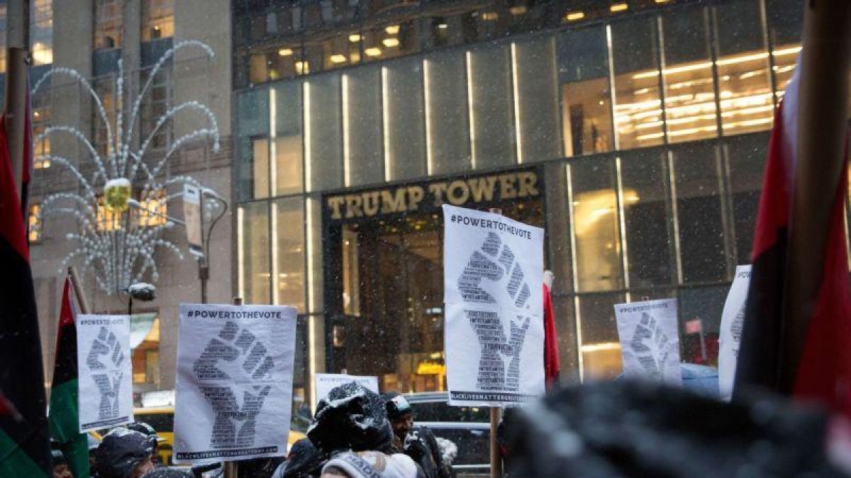 Protesta contra Trump en Nueva York, a su paso por la Trump Tower, el sábado por la tarde.-AFP / KEVIN HAGEN