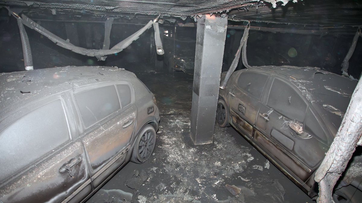 Imagen de dos vehículos afectados por el incendio del garaje de San Mamés. TOMÁS ALONSO