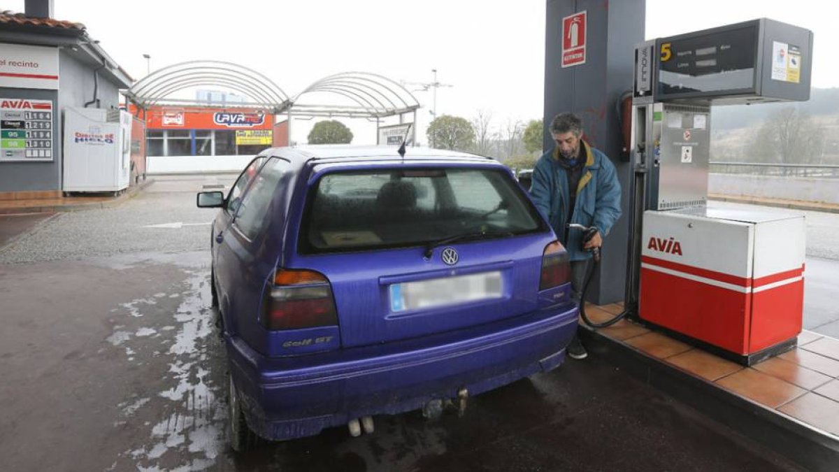 Imagen de un conductor repostando en una gasolinera de la ciudad.-RAÚL G. OCHOA