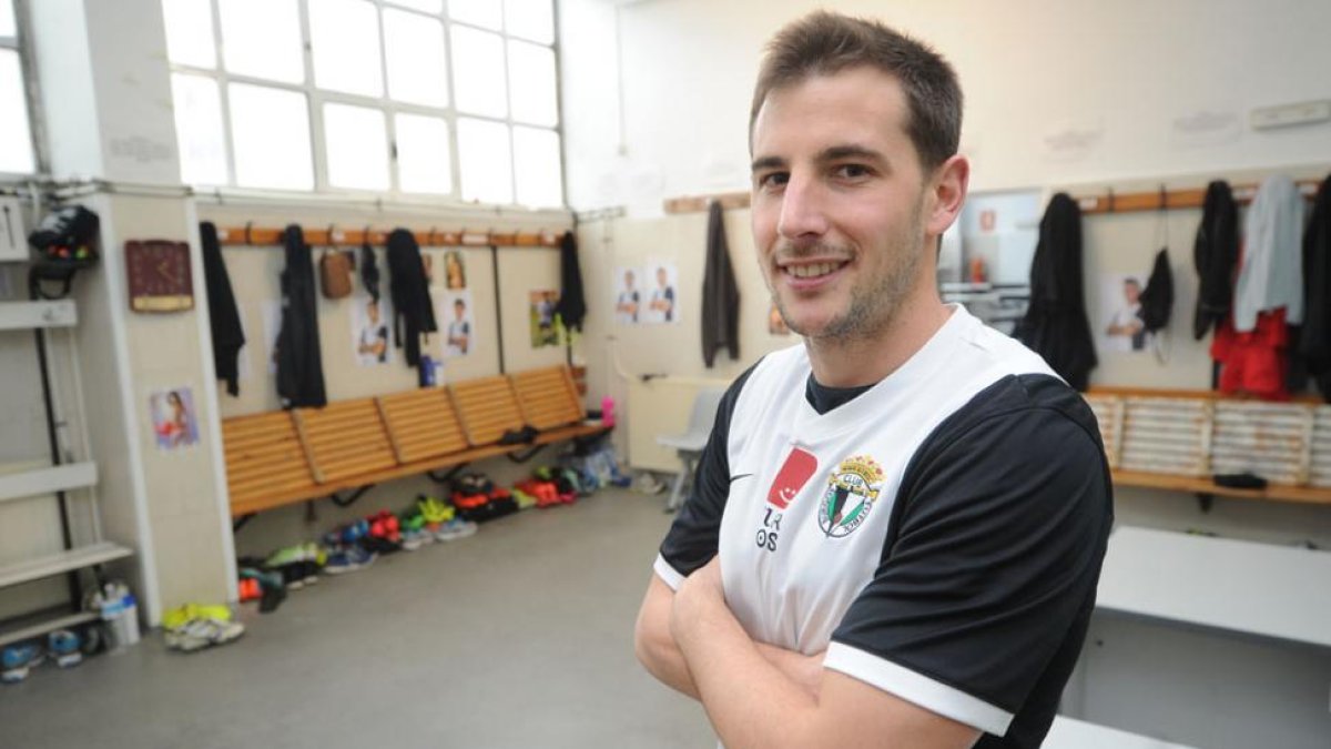 Julen Castañeda, que fue presentado ayer, posa en el vestuario del Burgos CF-Israel L. Murillo
