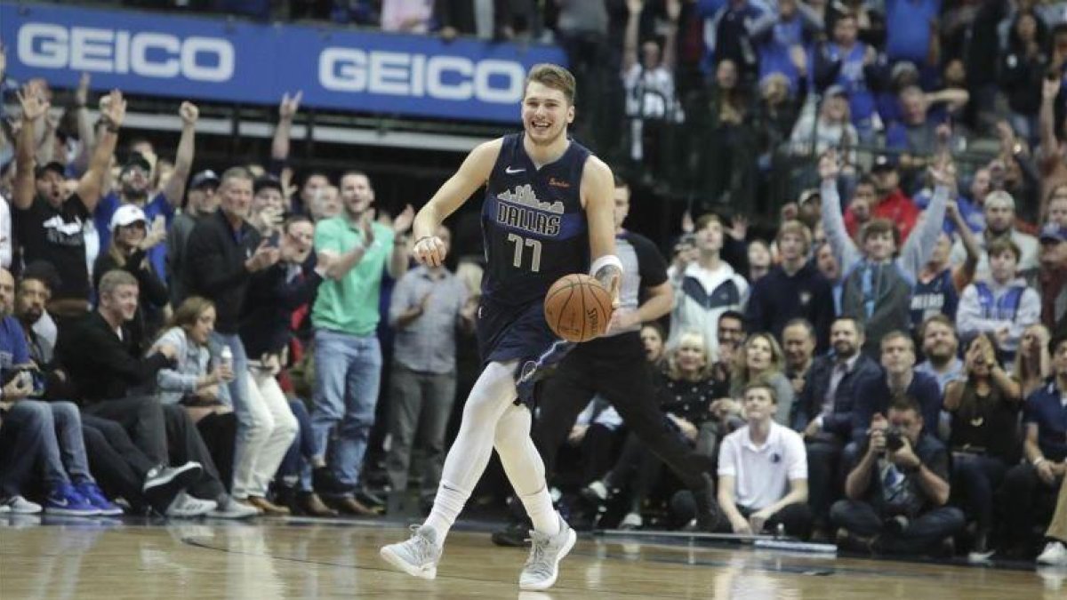 Doncic, sonriente y feliz con el triunfo de los Mavericks.-EL PERIÓDICO