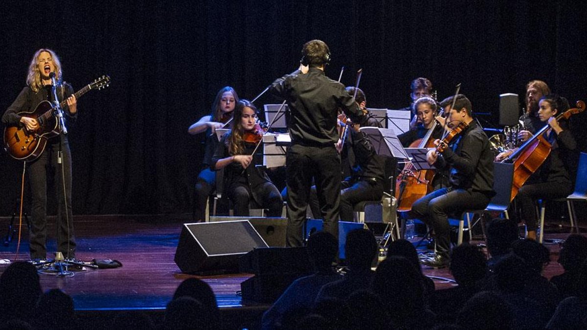 Christina Rosenvinge compartió el escenario de Cultural Cordón con doce instrumentistas de la Josbu y su batuta.-Israel L. Murillo