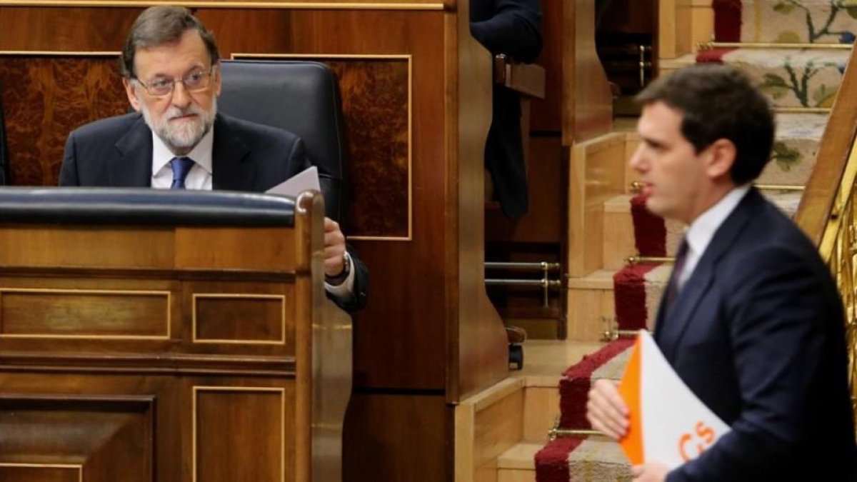 Albert Rivera pasa ante Mariano Rajoy en su escaño del Congreso.-/ JUAN MANUEL PRATS