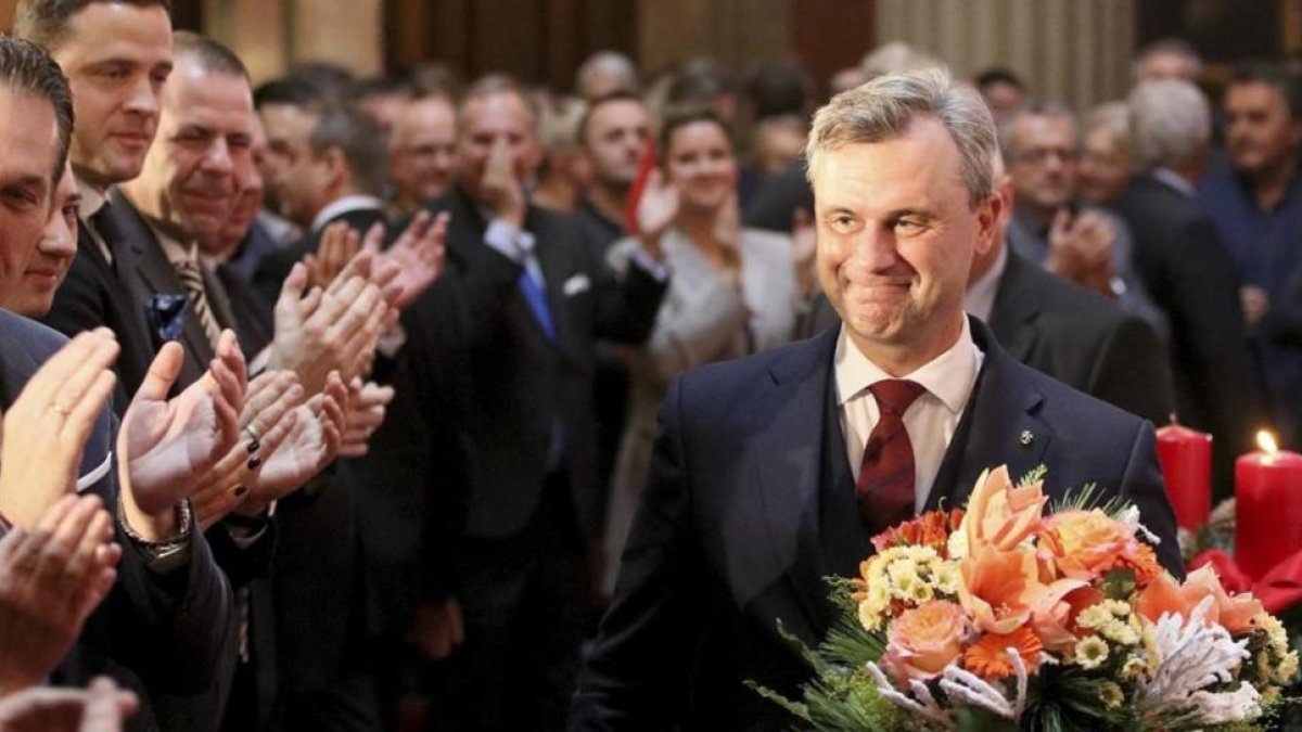 Norbert Hofer, el candidato presidencial del FPÖ, aplaudido en el último acto de campaña en Viena, el 2 de diciembre.-AP / RONALD ZAK